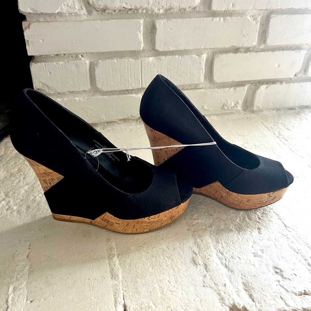 NWT- Missimo Black and Cork Wedges - 8
